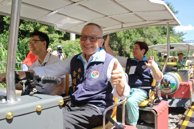 縣長徐耀昌搭乘鐵道自行車Rail Bike